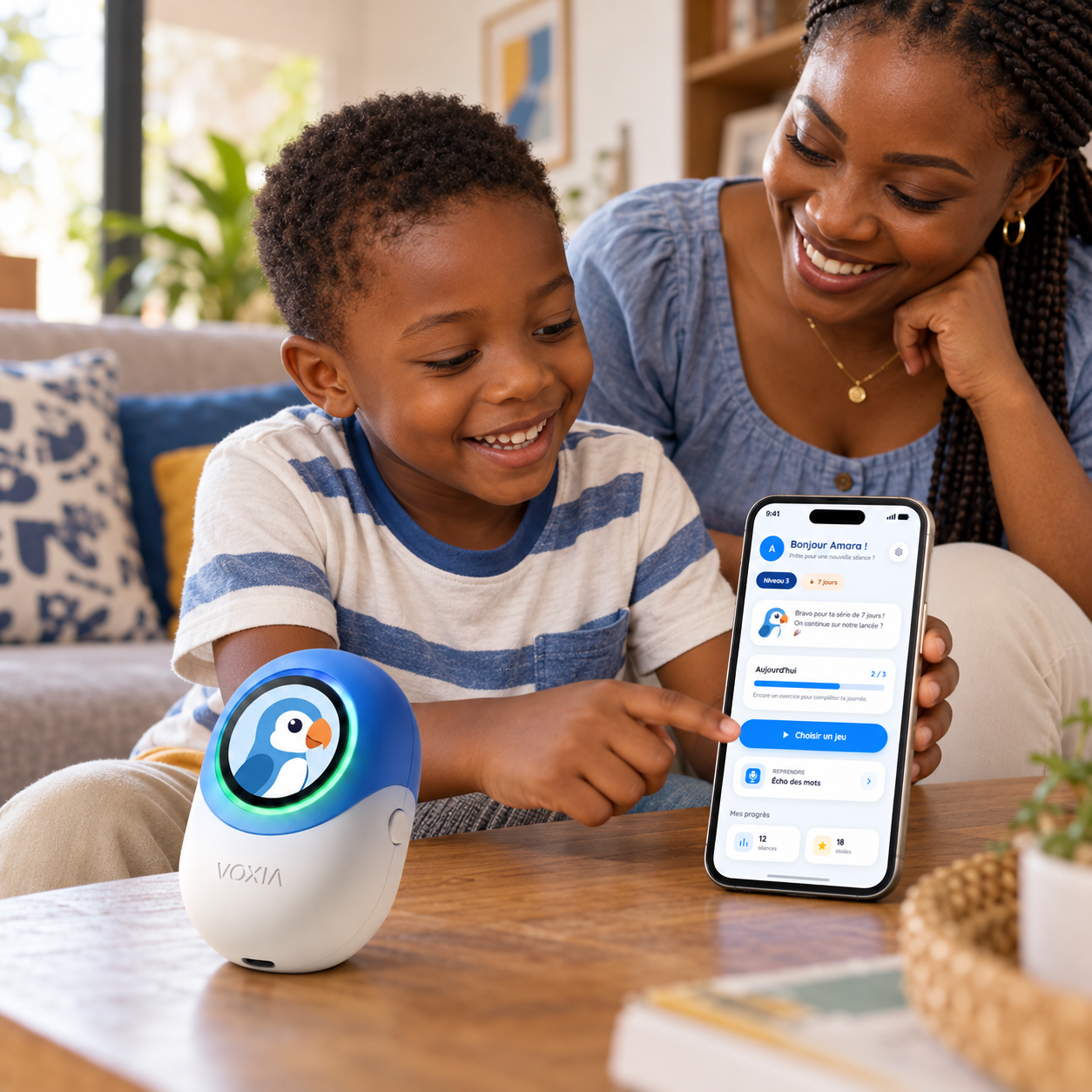 Un enfant et sa mère découvrent ensemble l’application VOXIA et le Pod à la maison